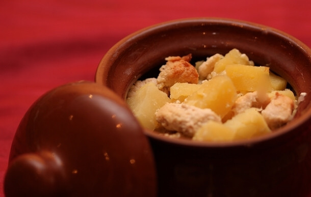 1. Этап. Куриные крылышки в горшочке: 8. Ставим горшочки в духовку и запекаем крылышки при температуре 220 градусов в течение 50-60 минут. Заранее желаю приятного аппетита!