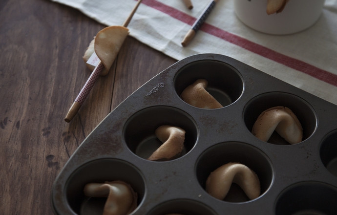 1. Этап. Печенье с предсказаниями: 3. Теперь от карандаша избавляемся, а на его место засунем бумажку. Запекаем печенье еще пару минут.