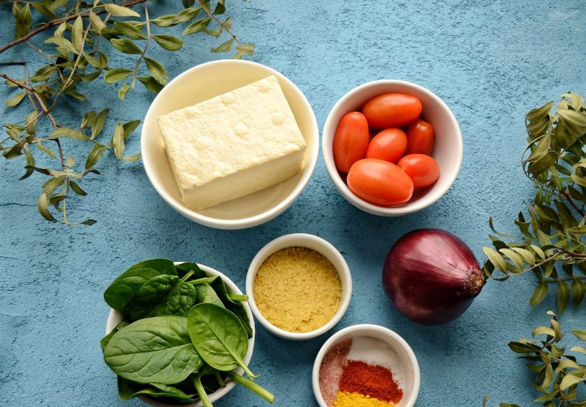 1. Этап. Скрэмбл из тофу: Подготовьте все ингредиенты.