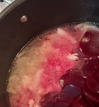 1. Этап. Ризотто в кокосово-свекольном соусе: Добавить рис и пожарить его в десертном вине минуты 2 до полного испарения вина. Затем влить бульон, загрузить консервированную свеклу и варить рис до готовности, что займет около 10 минут. Для придания рису более кремовой структуры, можно вливать бульон по частям, каждый раз дожидаясь момента, когда рис поглотит всю воду, и затем снова и снова...