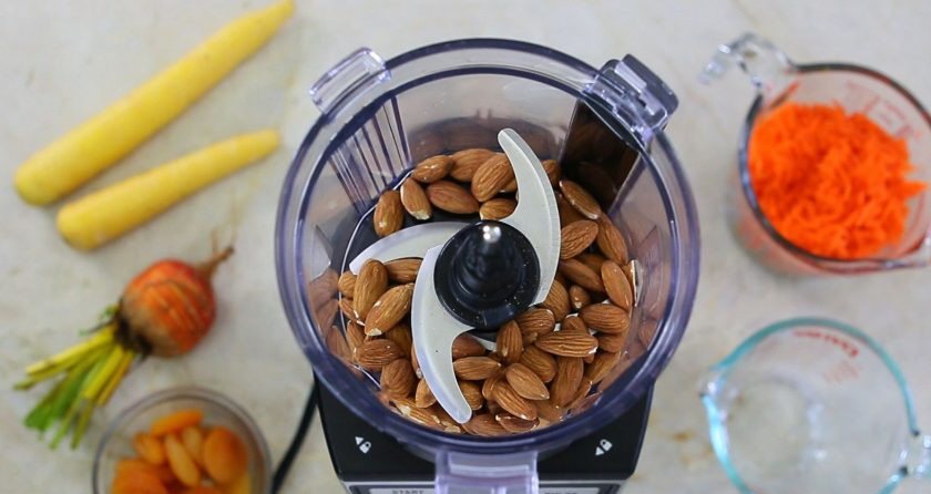 1. Этап. Морковный веганский торт: 3. Измельчите миндаль в крошку в блендере в течение 1-ой минуты. Затем добавьте курагу и включите блендер ещё на 1 минуту.