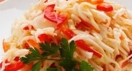 1. Этап. Салат из капусты с перцем: Собираем салат. Приятного аппетита!