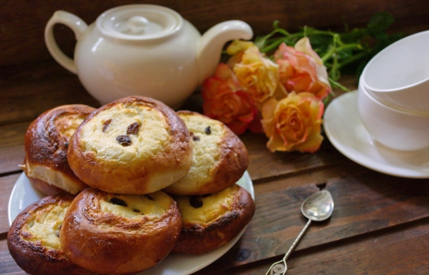 1. Этап. Ватрушки из дрожжевого теста: В разогретой духовке при 200 градусов выпекайте ватрушки 15-20 минут до готовности.