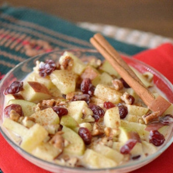 Рождественский салат с яблоком и орехами