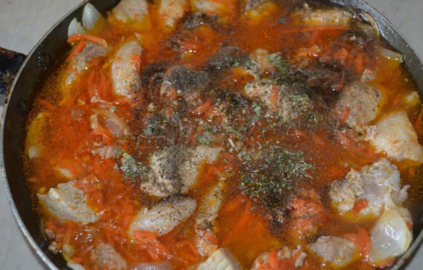 1. Этап. Подлива мясная: Влейте в сковороду картофельный отвар или простую кипяченую воду. Добавьте соль, перец и любые пряности по вашему вкусу. Тушите пять минут под закрытой крышкой. Подлива готова, можно подавать её к столу!