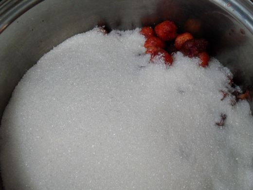 1. Этап. Варенье из клубники на зиму: 3. Классический рецепт варенья из клубники на зиму предполагает использование одинакового количества сахара к ягоде, то есть в соотношении 1 к 1. Если ягода хорошо спелая и сладкая, норму можно немного уменьшить.