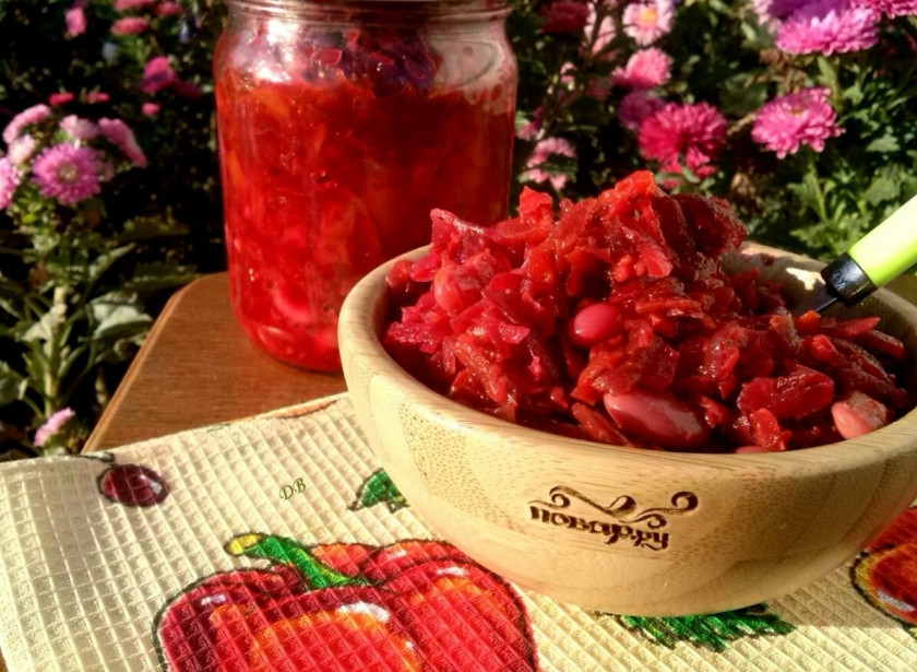 1. Этап. Салат Красный комиссар на зиму: Храните в прохладном темном месте. Выход готового салата с указанным количеством продуктов — 5 литров.