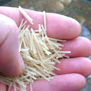 1. Этап. Пассерованный грибной суп: Когда картофель будет практически готов - добавляем в суп немножко вермишели и лапши, а также солим и перчим по вкусу.