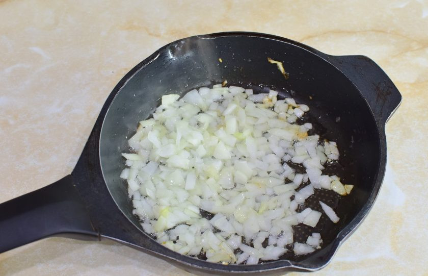 1. Этап. Классический соус Маринара: В горячую скороду налейте немного оливкового масла и выложите нарезанный лук. Обжарьте его, помешивая 1-2 минуты. Он станет мягче и прозрачнее.