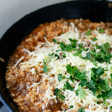 1. Этап. Творог с перцем и зеленью: 3. Зелень и твердый сыр домешиваем в самую последнюю очередь. Оставшиеся перцы режем на половинки, серединку удаляем, делая чашечки, в которые мы трамбуем полученную массу.