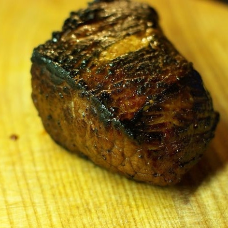 1. Этап. Говядина в винном соусе: Обжаренный кусок мяса кладем в форму для запекания и ставим в духовку, разогретую до 190 градусов. Теперь самое сложное - не пересушить мясо. Точное время запекания мяса зависит от величины куска и от того, какую степень готовности предпочитаете. В среднем, кусок говядины весом 400 граммов нужно запекать около 10 минут при 190 градусах. Затем кусок мяса достаем и даем ему 10 минут постоять. Ни в коем случае не нарезаем! Мясо еще горячее, температура внутри него высокая, потому мясо будет 