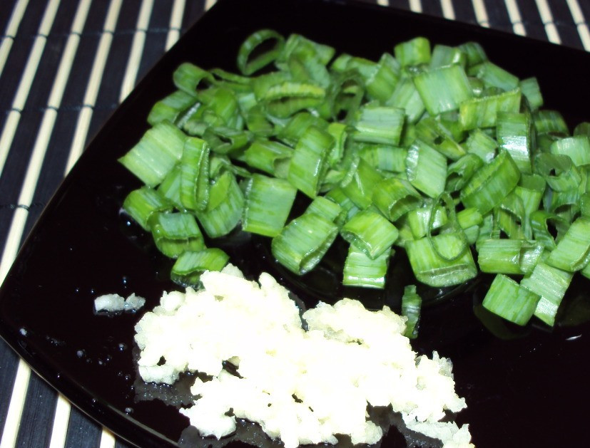 1. Этап. Кольраби в кляре: Тем временем приготовьте соус. Измельчите лук и чеснок.