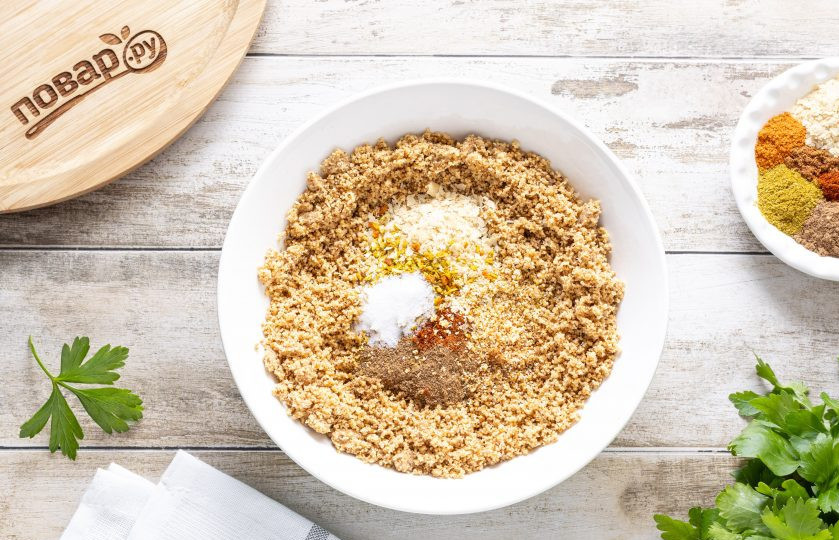 1. Этап. Ореховая приправа: Пересыпьте орехи в глубокую миску и добавьте все специи.