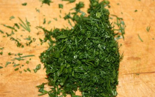 1. Этап. Судак под польским соусом: 4. Вымыть, обсушить и мелко нарезать свежий укроп. Количество зависит от ваших вкусовых предпочтений.