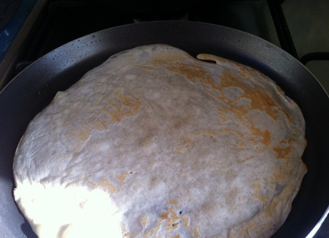 1. Этап. Блинчики без яиц и молока: Обжаривайте с одной стороны около 40 секунд. Затем переверните. Делать это можно руками, но очень быстро, чтобы не обжечься, либо используйте лопаточку.