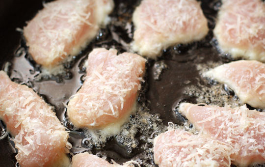 1. Этап. Панировка для наггетсов: Обжарьте наггитсы в масле на среднем огне.