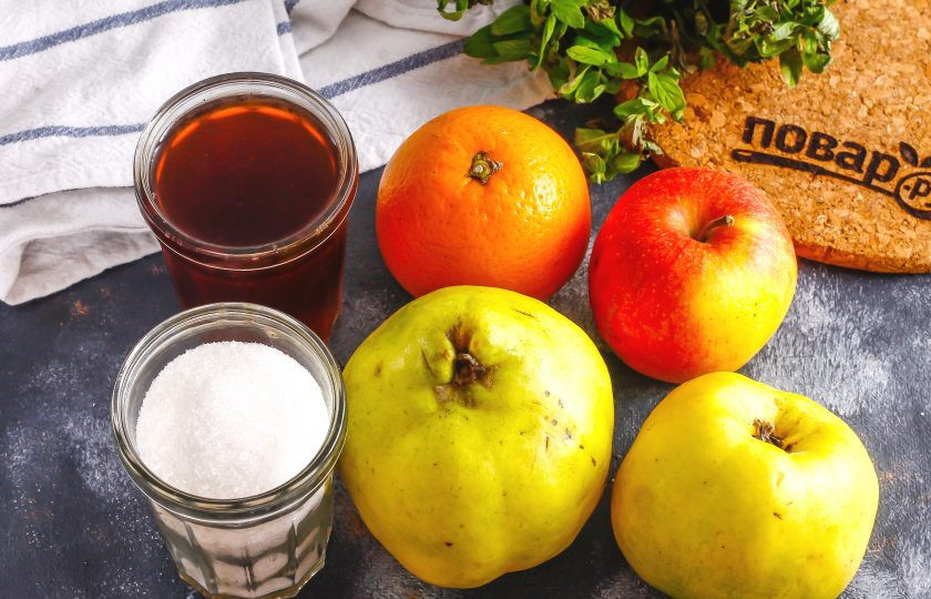 1. Этап. Алкогольный компот: Подготовьте ингредиенты. Можно использовать любые фрукты и ягоды, сочетающиеся по вкусу.