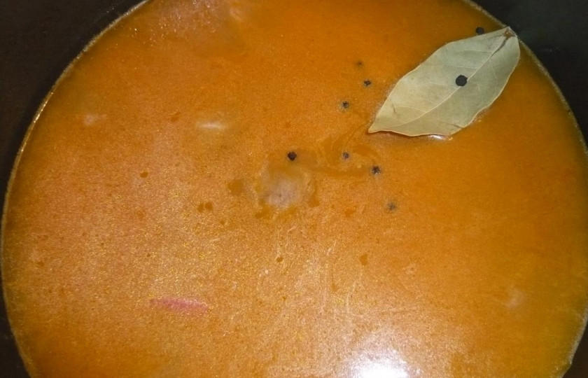 1. Этап. Гуляш со свининой в мультиварке: Теперь залейте содержимое мультиварки литром воды, посолите, добавьте перец и лавровый лист. Выставьте режим 