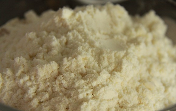 1. Этап. Протеиновые блинчики: 3. Добавить в тесто протеин и влить горячую воду (кипяток). Быстро перемешать и можно приступать к жарке.