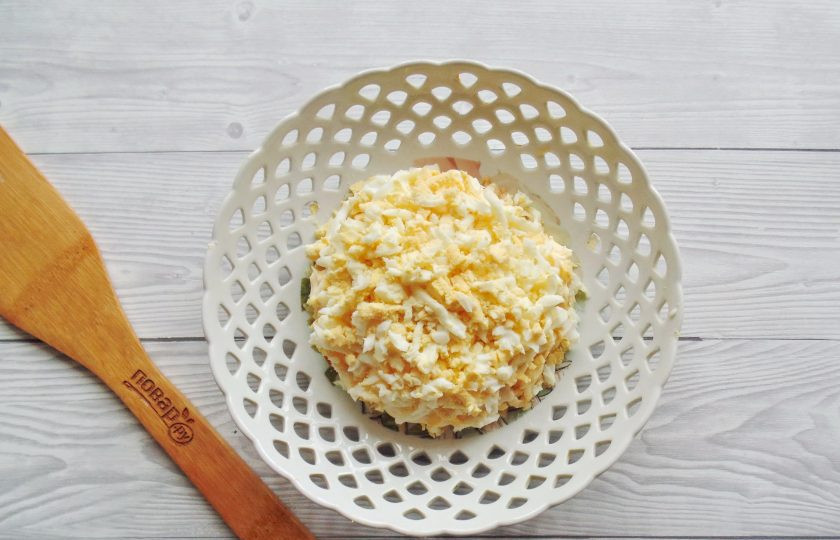 1. Этап. Салат Яблоки на снегу: Яйца отварите вкрутую, остудите и очистите. Натрите на тёрке и выложите аккуратно на слой яблок.