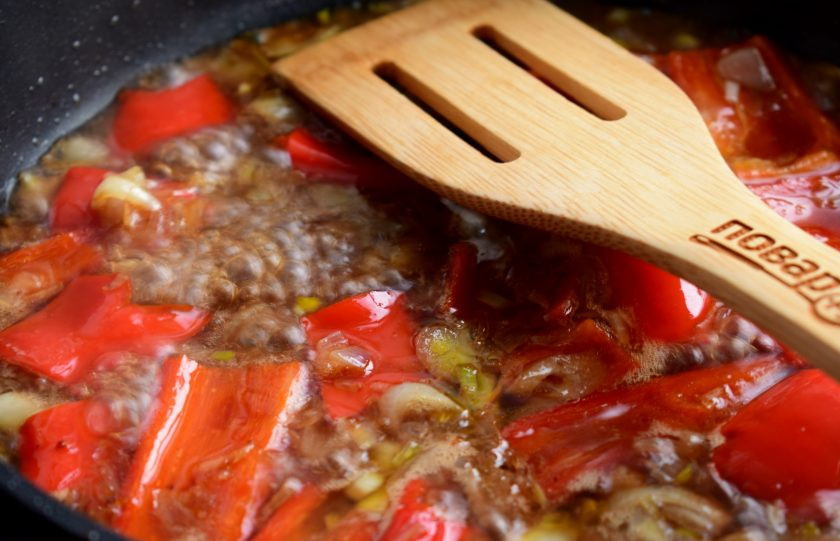 1. Этап. Индейка в красном соусе: 5. Для соуса соедините соевый соус, бальзамик, гранатовый сок и сахар.Влейте соус в сковороду, доведите до кипения, готовьте 3 минуты.