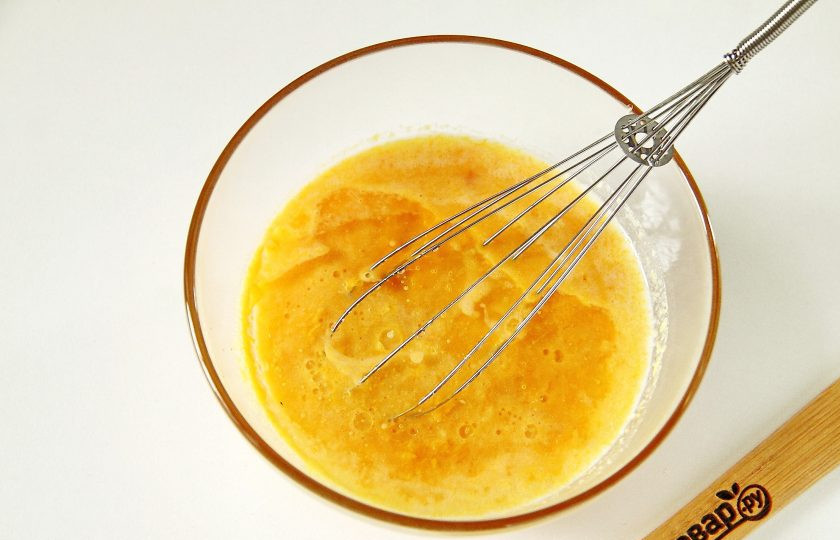 1. Этап. Тыквенные капкейки: Перемешайте и влейте молоко и растительное масло.