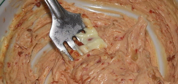 1. Этап. Канапе с селедкой: 2. Для этого блюда можно использовать готовый томатный соус, купленный в магазине, или приготовленный дома. Соус необходимо прогреть на сковороде и немного уварить. Добавить к нему острый перец и измельченный чеснок. Посолить по вкусу. Мягкое сливочное масло положить в небольшую мисочку. Добавить к нему слегка остывший соус и хорошо перемешать.