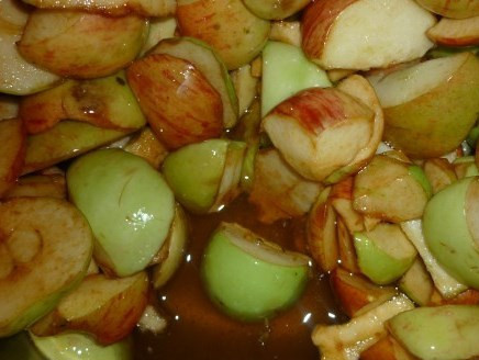 1. Этап. Мармелад из яблочного пюре: 2. Должно выделиться много сока. Ставим кастрюлю на плиту, варим 20-30 минут на среднем огне, периодически помешивая.