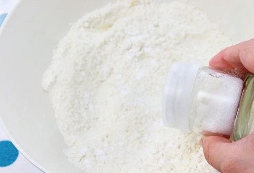 1. Этап. Пирожки с сыром Фета: 1. В большой миске смешайте муку, соль и разрыхлитель.