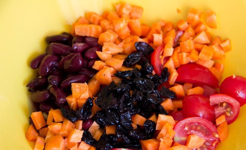 1. Этап. Салат с морковью: Смешайте в салатнице все ингредиенты, включая изюм, который перед этим стоит замочить на 15 минут в кипятке.