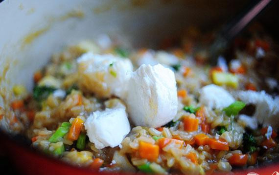 1. Этап. Весеннее ризотто: Как только рис готов, снять с огня. Добавить козий сыр, Пармезан и овощи, перемешать. Украсить веточками укропа и подавать.