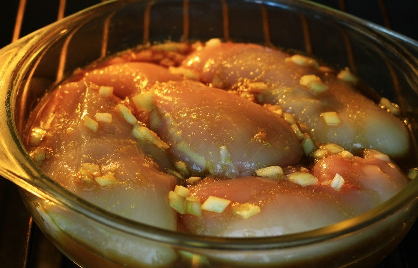 1. Этап. Курица в коньяке: После того, как курица в коньяке замариновалась, выпекайте её в разогретой на 200 градусов духовке 1,5 часа. До полной готовности курицы.