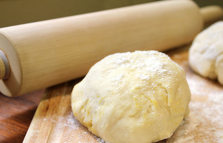 1. Этап. Тесто на сыворотке для пирожков: 5. Оставляем на полчаса, чтобы тесто поднялось. Месим еще раз, - и еще на 20-30 минут. Когда тесто поднимется второй раз, - можно начинать лепить пирожки!