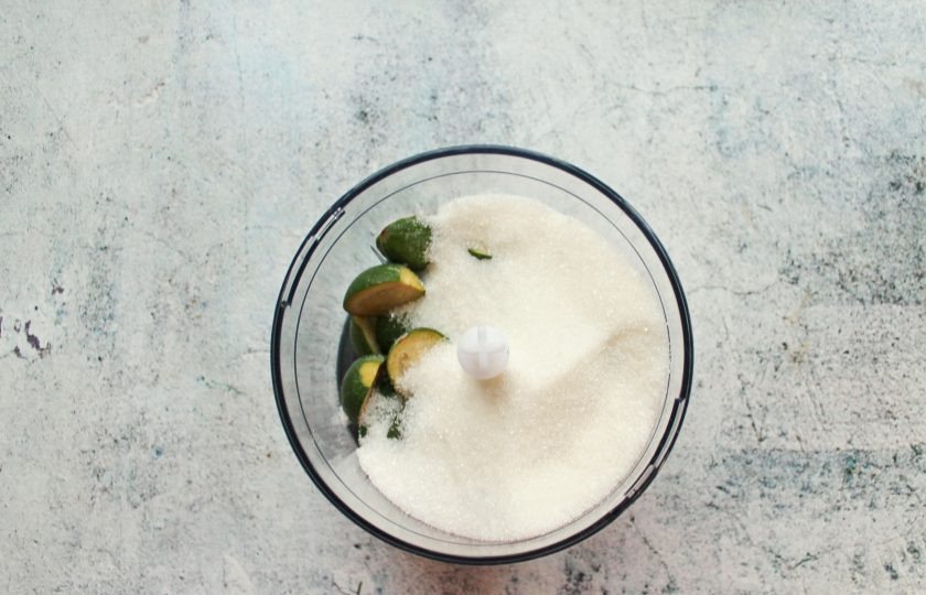 1. Этап. Сырое варенье из фейхоа: Добавьте к фейхоа сахар.