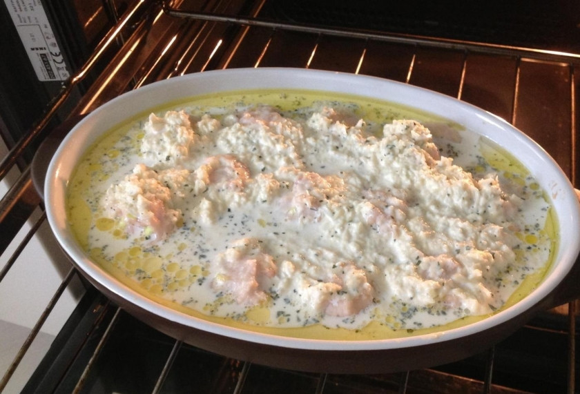 1. Этап. Фрикадельки под соусом в духовке: 10. Через 15 минут после начала выпекания вынимаю фрикадельки и заливаю их приготовленным соусом, запекаю еще 15 минут.