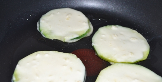 1. Этап. Жареные кабачки в кляре с сыром: Обваляйте кабачки в приготовленной смеси и обжарьте с двух сторон на растительном масле.