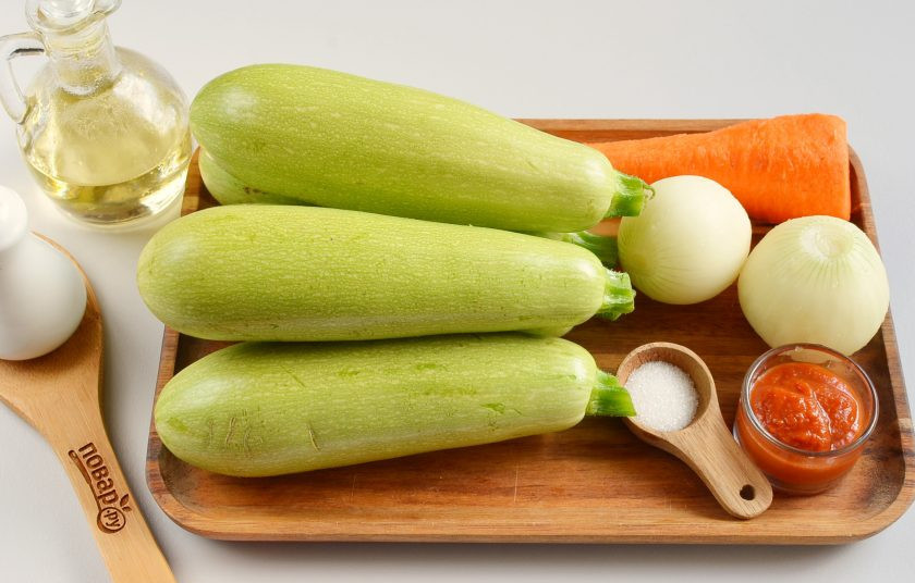 1. Этап. Кабачковая икра в блендере: Подготовьте овощи, все тщательно вымойте.