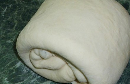 1. Этап. Пирожки из бездрожжевого теста: Повторите процедуру еще 2 раза, не забудьте посыпать тесто содой.