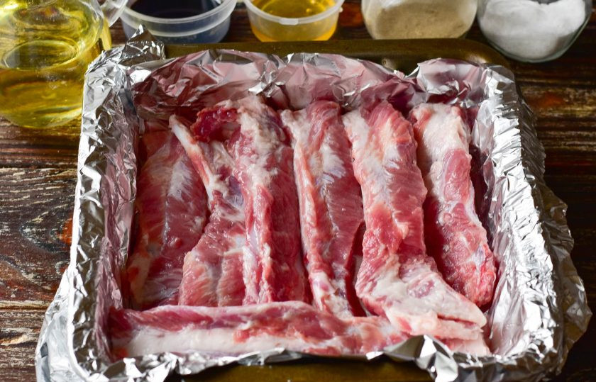 1. Этап. Глазированные ребрышки: Выложите ребра в форму для запекания, которую застелите фольгой.