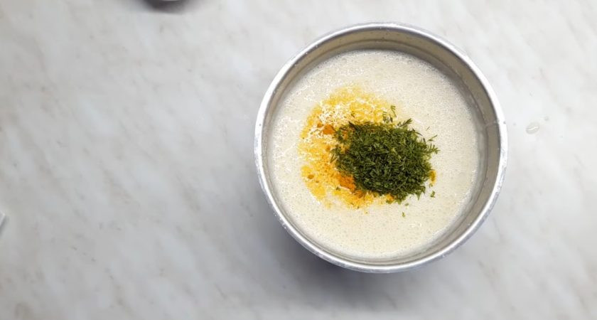 1. Этап. Блины рисовые с карри: 2. Добавьте сахар, соль, мелко нарезанную зелень, карри, растопленное сливочное масло, яйца и хорошо перемешайте.