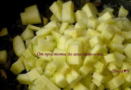 1. Этап. Спагетти с чечевично-грибным соусом: Добавьте нарезанные кабачки, готовьте 10 минут, помешивая.
