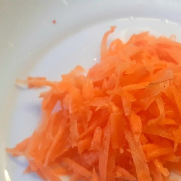 1. Этап. Суп с ростками сои и полентой: Картофель и лук нарезать кубиками, морковь натереть на терке. Добавить к бульону