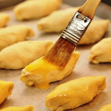 1. Этап. Пирожки со шпиком: Смазываем взбитым яйцом.