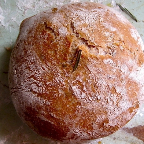 1. Этап. Хлеб с красным вином: Запекаем в духовке при 200 градусах до золотистой корочки - приблизительно 40-45 минут.