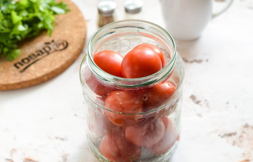 1. Этап. Пьяные помидоры: Переложите все помидоры в банки, несколько раз встряхните, чтобы томаты легли плотнее.