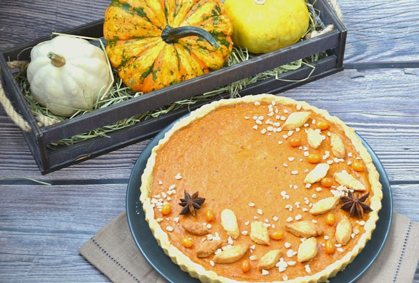 1. Этап. Тыквенный пай: Готовый пирог украсьте испеченными листочками, тыквенными цукатами, звездочками бадьяна, а можно просто присыпать сахарной пудрой. Подавать тыквенный пай следует полностью остывшим. Очень хорошо дополнить десерт шариком мороженого. Это очень вкусный и ароматный пирог, даже те, кто не любят тыкву, будут от него в восторге. Приятного аппетита!