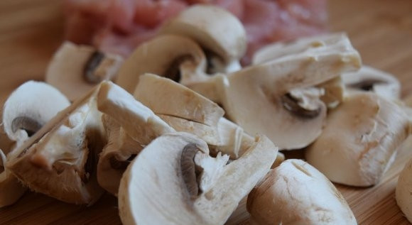 1. Этап. Индейка в сливочно-грибном соусе: Чистим и моем грибы, а затем нарезаем их. Если шампиньоны маленькие, можно их разрезать на 4 части, если побольше - на пластинки помельче.