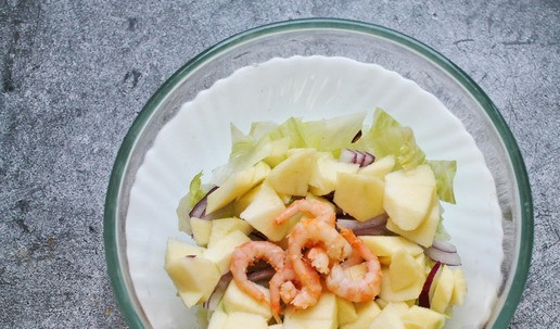 1. Этап. Салат с тунцом, киноа и креветками: Креветки отварите 2 минуты после закипания, остудите и очистите. У яблока удалите сердцевину, кожуру и порежьте средним кубиком. Креветки и яблоко положите к салату с луком.