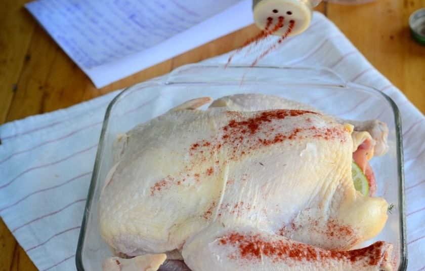 1. Этап. Курица запеченная по-мексикански: Сверху посыпьте и размажьте по всей курице сушёную паприку, соль и перец.