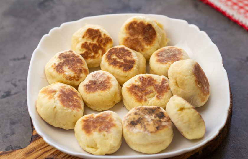 1. Этап. Печенье на сметане в сковороде: Готовое печенье переложите на тарелку и остудите.